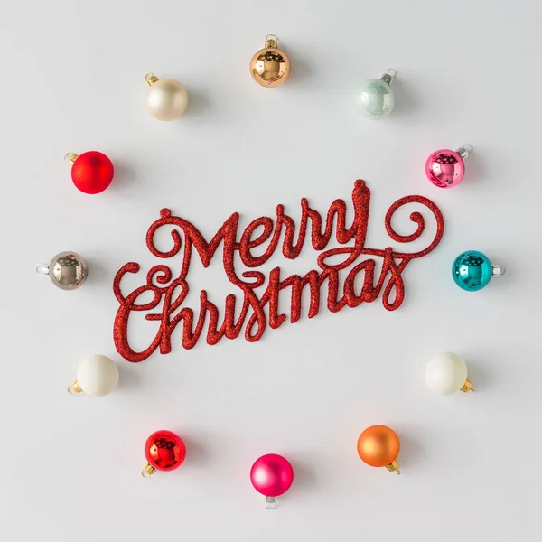 Baubles decoração com sinal de Feliz Natal — Fotografia de Stock
