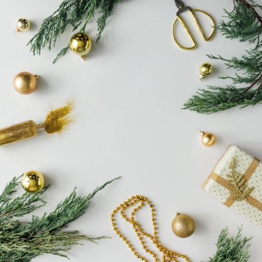 Kış yeşillik ve Dekorasyon, tatil sezonu kavramı yapılmış yaratıcı Noel düzeni 