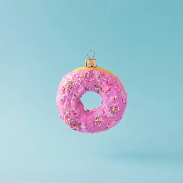 Χριστουγεννιάτικο στολίδι φτιαγμένο από ροζ ντόνατ — Φωτογραφία Αρχείου