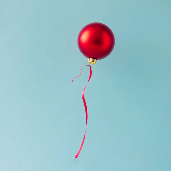 Ballong Tillverkad Röd Julgranskula Juldekoration Blå Bakgrund Minimal Jul Koncept — Stockfoto