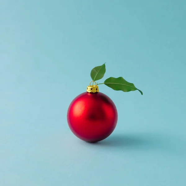 Manzana Hecha Adorno Rojo Navidad Hojas Sobre Fondo Azul Concepto — Foto de Stock