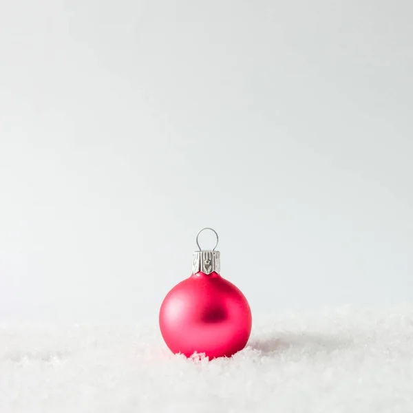 創造的なレイアウト製雪 最小限の新年コンセプトのクリスマス安ピカ装飾 — ストック写真