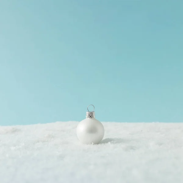 圣诞摆设装饰在雪上的创意布局 最小的新年概念 — 图库照片