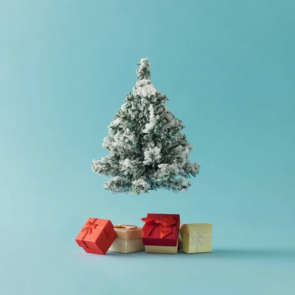 Árbol Navidad Con Cajas Regalo Sobre Fondo Azul Brillante Concepto —  Fotos de Stock