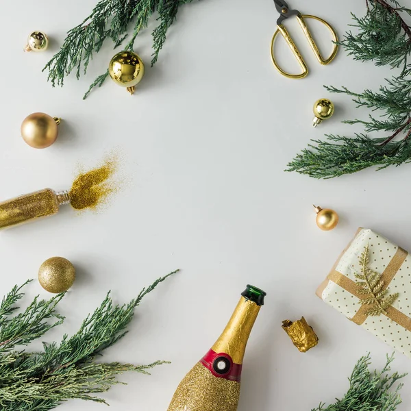 冬緑とシャンパン ボトル ホリデイ シーズン コンセプトと装飾で作られた創造的なクリスマスのレイアウト — ストック写真