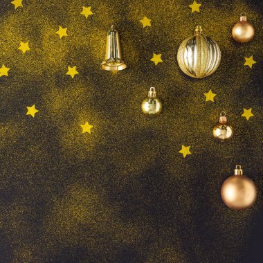 Altın Noel süsleri ve glitter, yeni yıl tatil partisi konsepti yapılmış yaratıcı düzeni 