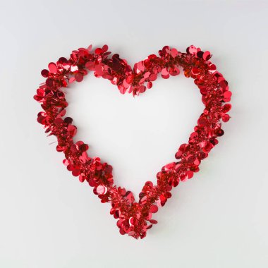 parlak kırmızı parlak açık renkli, Sevgililer günü kavramı üzerinde kalp şekli yapılır 