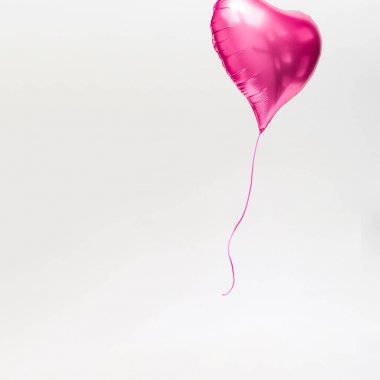 açık renkli, en az aşk kavramı üzerinde yüzen pembe kalp şeklinde balon  