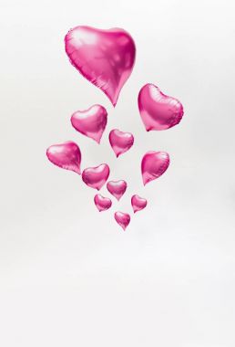 pembe kalp açık renkli, en az aşk kavramı üzerinde yüzen balon şeklinde 