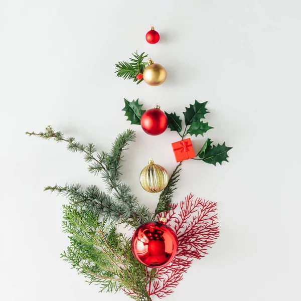 Creatieve Lay Out Gemaakt Van Pijnboomtakken Kerstboom Decorations Concept Nieuwjaars — Stockfoto