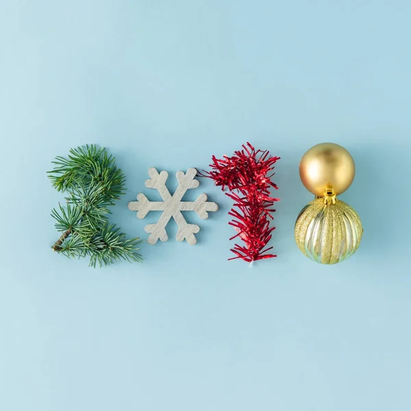 明るい青色の背景 新年休日党概念のクリスマスの装飾の 2018 — ストック写真