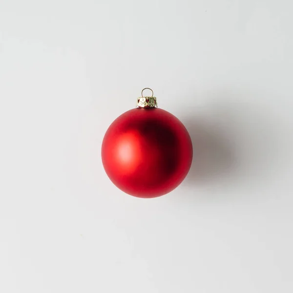 Bauble Rosso Natale Sfondo Chiaro Concetto Festa Capodanno — Foto Stock