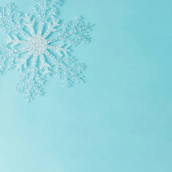 Decoratieve Witte Sneeuwvlok Heldere Blauwe Achtergrond Seizoen Concept — Stockfoto