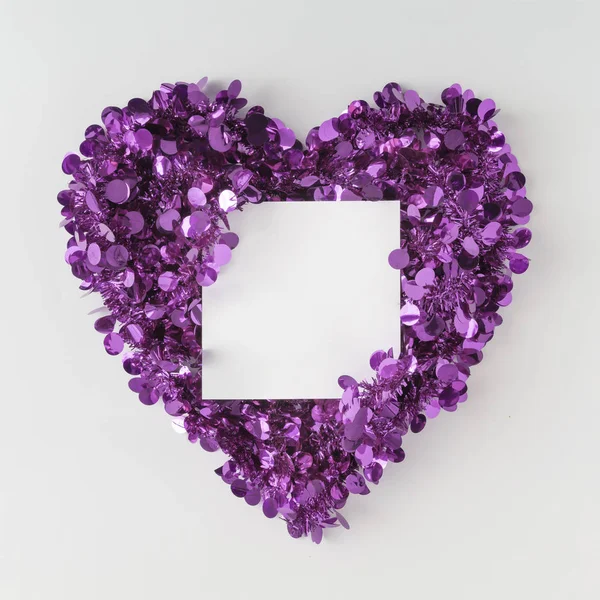 心形明亮的紫色闪光与空白的白色纸卡背景 情人节概念 — 图库照片