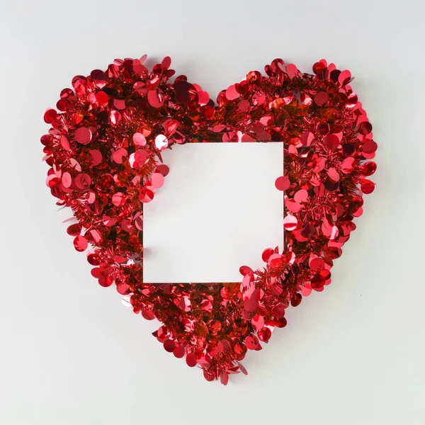 Herzform Aus Leuchtend Rotem Glitzern Mit Leerer Weißer Papierkarte Auf — Stockfoto