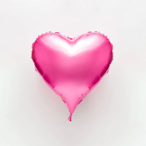 粉红色的心形气球漂浮在光背景 最小的爱的概念 — 图库照片