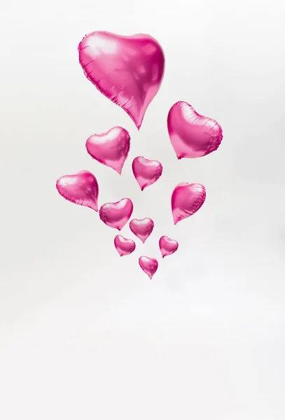 Palloncini Rosa Forma Cuore Galleggianti Sfondo Chiaro Concetto Amore Minimale — Foto Stock