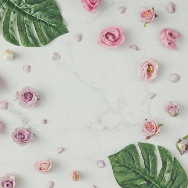 Çiçekler ve yapraklar mermer ba yaratıcı doğal desen yaptı