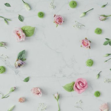 Çiçekler ve yapraklar mermer ba yaratıcı doğal desen yaptı