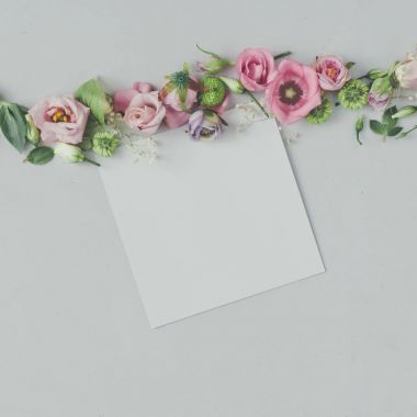 Çiçek ve yaprakları pap ile yapılmış yaratıcı doğal kompozisyon