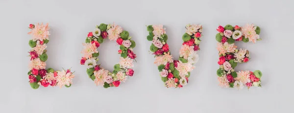 Woord Liefde Gemaakt Van Kleurrijke Bloemen Valentijn Dag Concept — Stockfoto