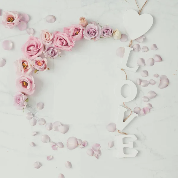 Cadre créatif rond en couronne de fleurs et pétales de rose. Fla — Photo