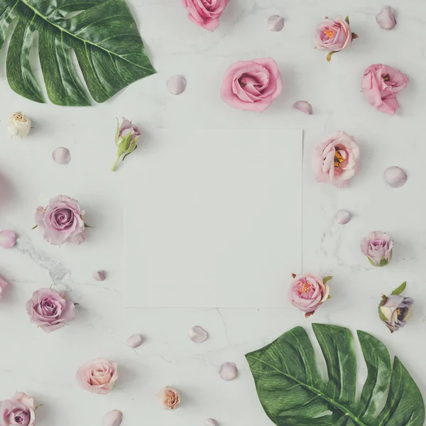 Creative naturalny wzór wykonane z kwiatów i liści na marmurow — Zdjęcie stockowe
