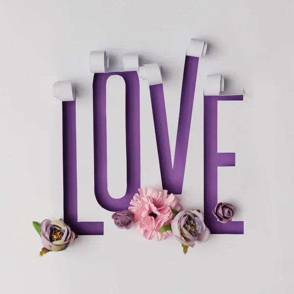 Λουλούδια Την Λέξη Αγάπη Από Σκισμένο Χαρτί Μοβ Φόντο Έννοια — Φωτογραφία Αρχείου