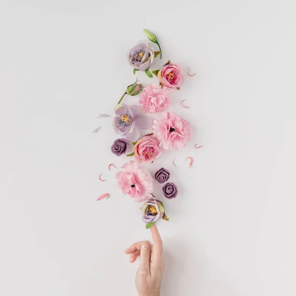 Creative Układ Wykonany Różowe Fioletowe Kwiaty Ludzką Ręką Jasnym Tle — Zdjęcie stockowe