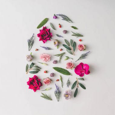 Paskalya yortusu yumurta şekli renkli bahar çiçekleri yapılır ve yeşil yaprakları, en az tatil kavramı 