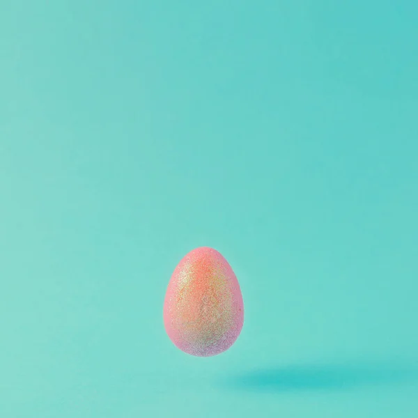 Holografické Velikonoční Vajíčko Pastelově Modré Pozadí Minimální Velikonoční Dovolená Concept — Stock fotografie
