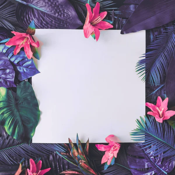 Layout Criativo Cartão Papel Branco Com Folhas Roxas Trópicas Flores — Fotografia de Stock