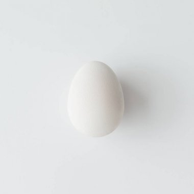 taze beyaz Paskalya yumurta üzerinde izole beyaz arka plan, yakın çekim 