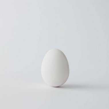 taze beyaz Paskalya yumurta üzerinde izole beyaz arka plan, yakın çekim 