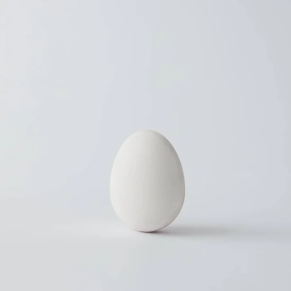 Свіже Біле Пасхальне Яйце Ізольоване Білому Тлі Крупним Планом — стокове фото