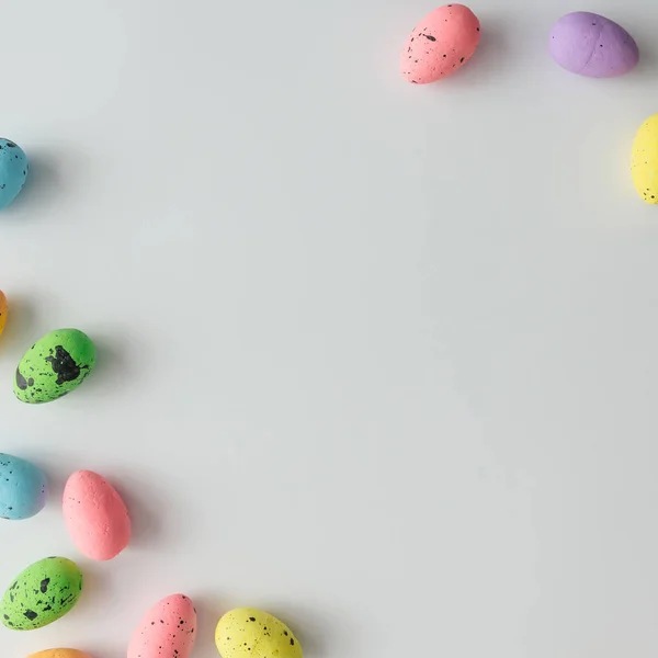 Креативне Великоднє Планування Барвистих Яєць Пофарбованих Пастельні Кольори — стокове фото