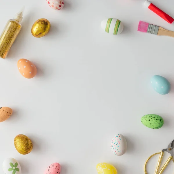 반짝이 다채로운 계란과 페인트 브러시의 창조적인 부활절 레이아웃 — 스톡 사진