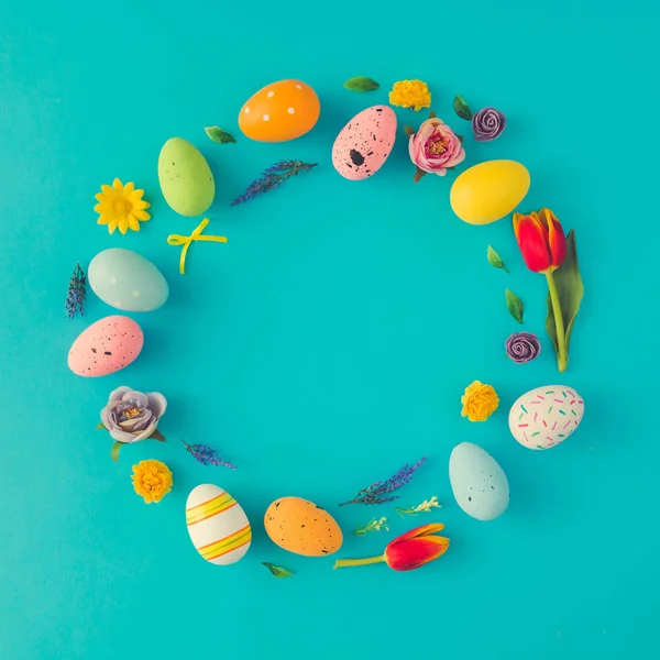 Kreativní Velikonoční Rozložení Formě Kruhu Věnec Barevné Vejce Květin Modrém — Stock fotografie