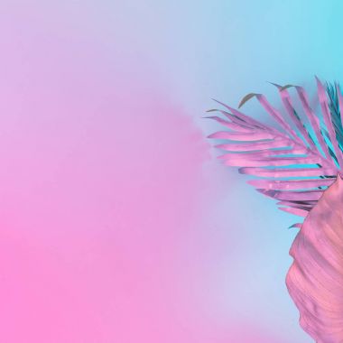 Tropikal ve palmiye canlı kalın degrade holografik renklerde kalkıyor. Konsept sanat. En az Sürrealizm.