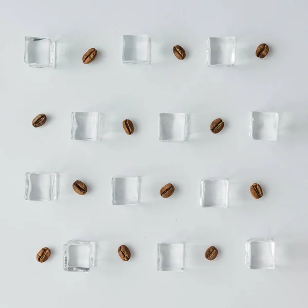 咖啡豆和冰块图案在明亮的背景 平躺夏日饮品最小概念 — 图库照片