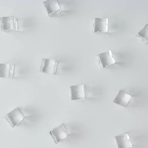 Творче Компонування Кубиків Льоду Яскравому Фоні Плоский Літній Напій Мінімальна — стокове фото