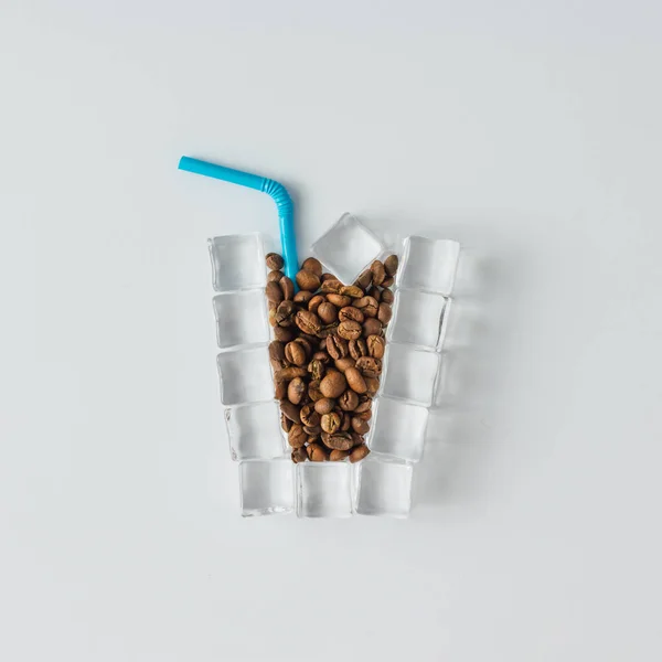 Kopje Koffie Ijs Gemaakt Van Ijsblokjes Koffiebonen Creatieve Zomer Minimale — Stockfoto