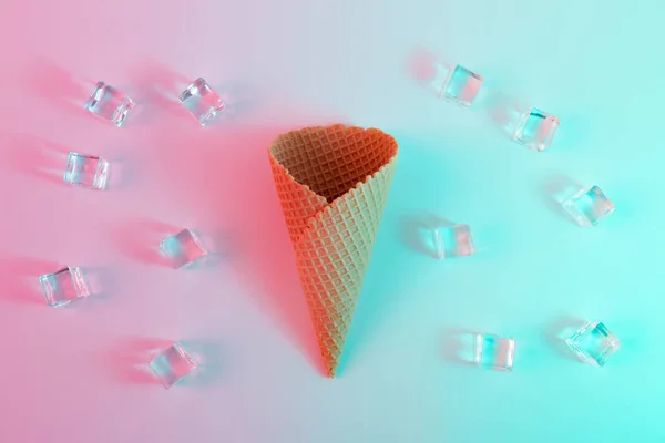 Gelato Cono Con Cubetti Ghiaccio Vivaci Colori Olografici Gradienti Audaci — Foto Stock