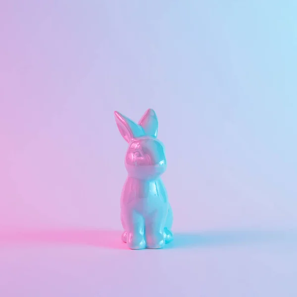 カラフルな紫外線ホログラフィーのネオンの光に白いイースターのウサギ クリエイティブのコンセプト — ストック写真