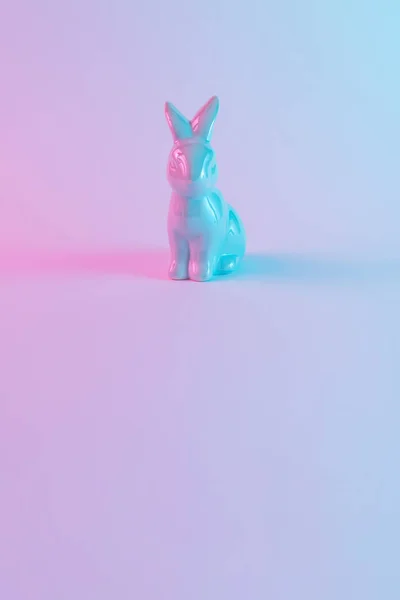 Lapin Pâques Blanc Avec Des Néons Holographiques Ultraviolets Colorés Concept — Photo