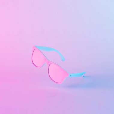 canlı kalın degrade mor ve mavi holografik renkler Güneş gözlüğü. Konsept sanat. En az Sürrealizm.