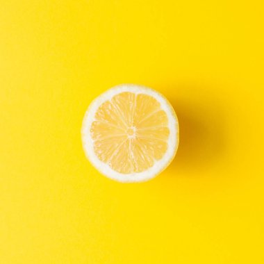 Canlı Sarı zemin üzerine limon. En az yaz konsepti. Düz yatıyordu.