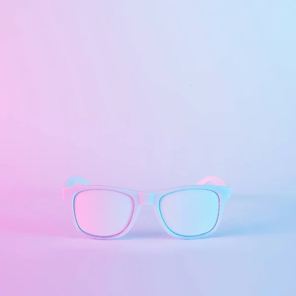 Okulary Przeciwsłoneczne Żywe Pogrubienie Fioletowy Niebieski Holograficzne Kolory Gradientu Koncepcja — Zdjęcie stockowe