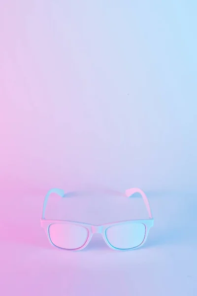 Napszemüveg Merész Színátmenetes Lila Kék Holografikus Jelennek Meg Concept Art — Stock Fotó