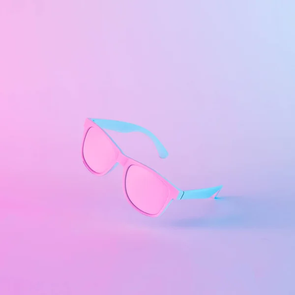 Lunettes Soleil Aux Couleurs Holographiques Violettes Bleues Vibrantes Audacieuses Concept — Photo